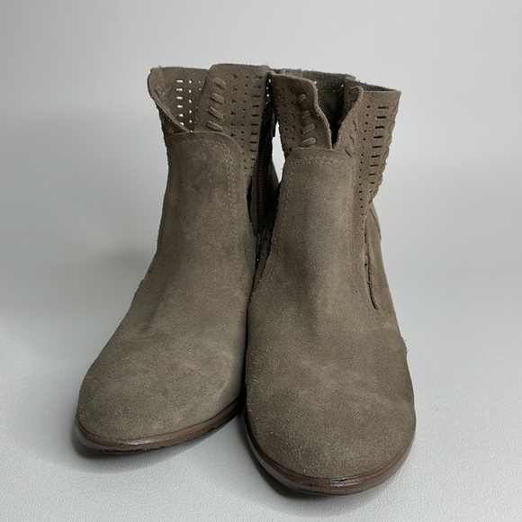Vince Camuto Suede Laser Cut Ankle Booties Grey Wooden Heel Perforated Size 9 - Picture 5 of 16